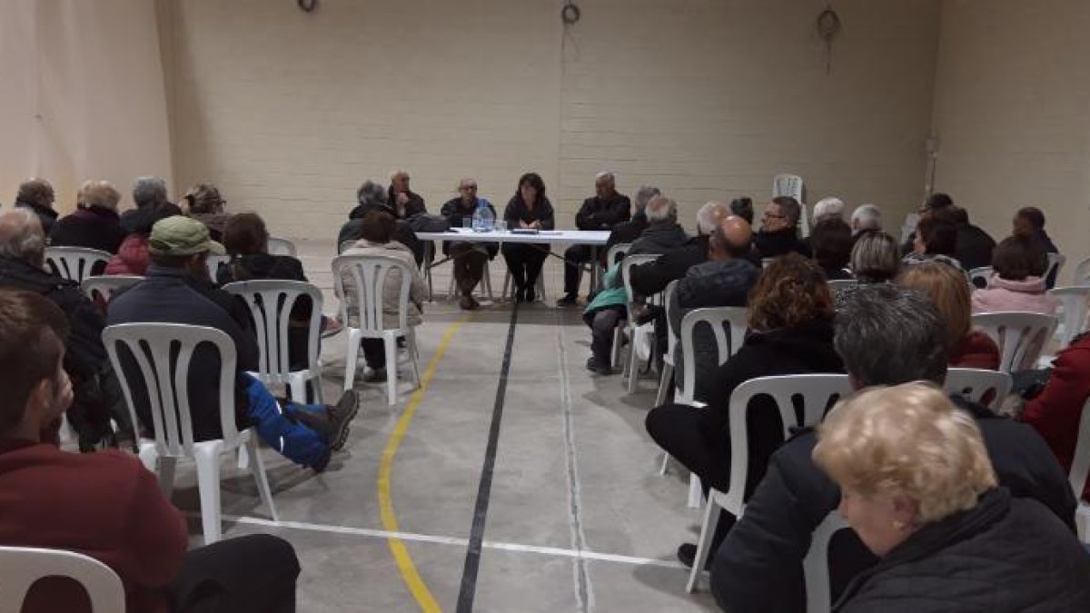 Reunió veïnal al pavelló de Foradada en la qual es va explicar la situació per acollir els joves.