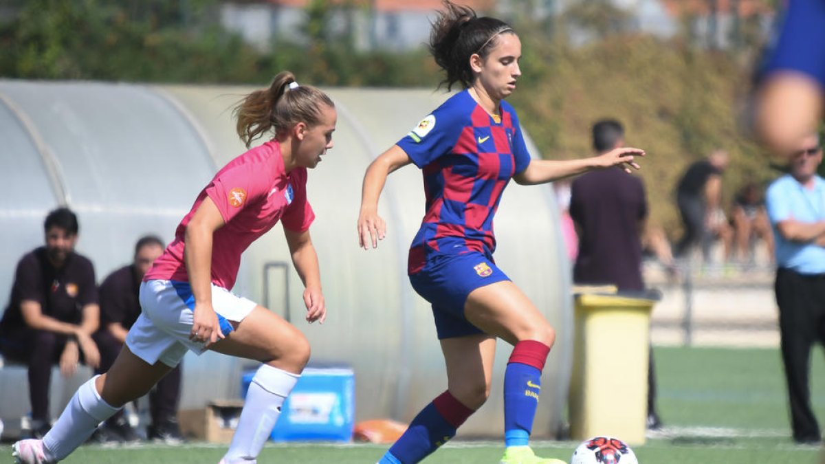 Una jugada del partit d’ahir entre el Barça B i l’AEM a la Ciutat Esportiva Joan Gamper.