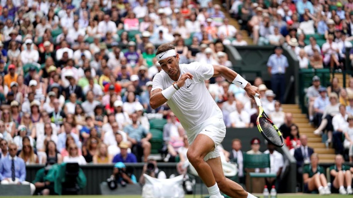 Rafa Nadal durante el encuentro de ayer en Wimbledon ante el francés Jo-Wilfried Tsonga.