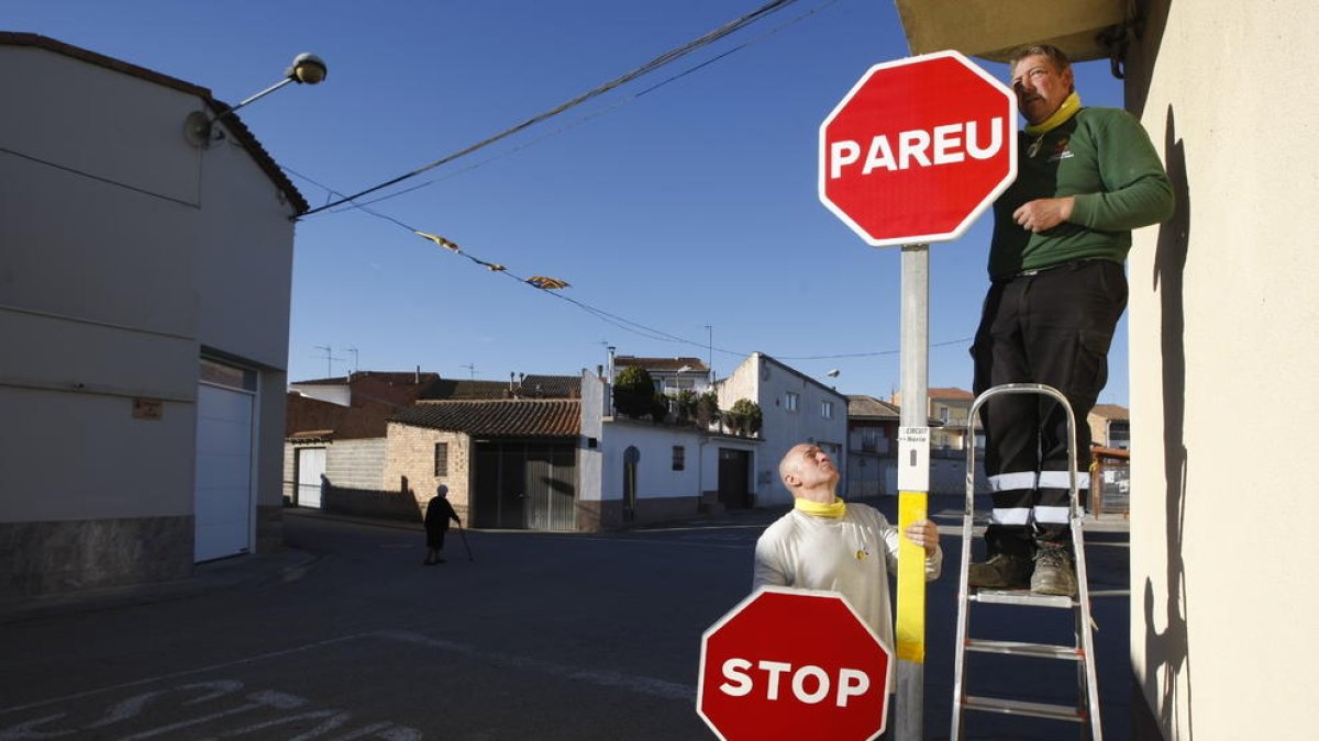 Comes (a baix), canviant un dels senyals d’estop de Torrelameu.