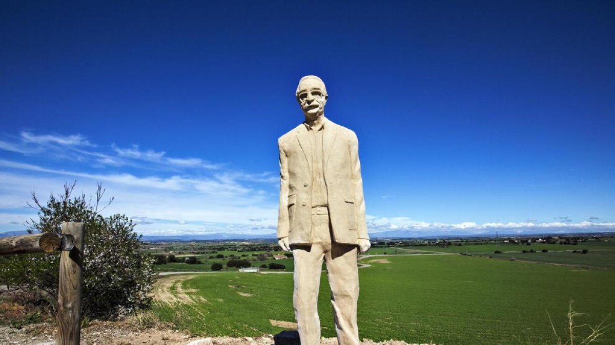 Imatge de l’escultura de Manuel de Pedrolo, obra d’Enric Porta Sàrries, instal·lada ja a l’Aranyó.