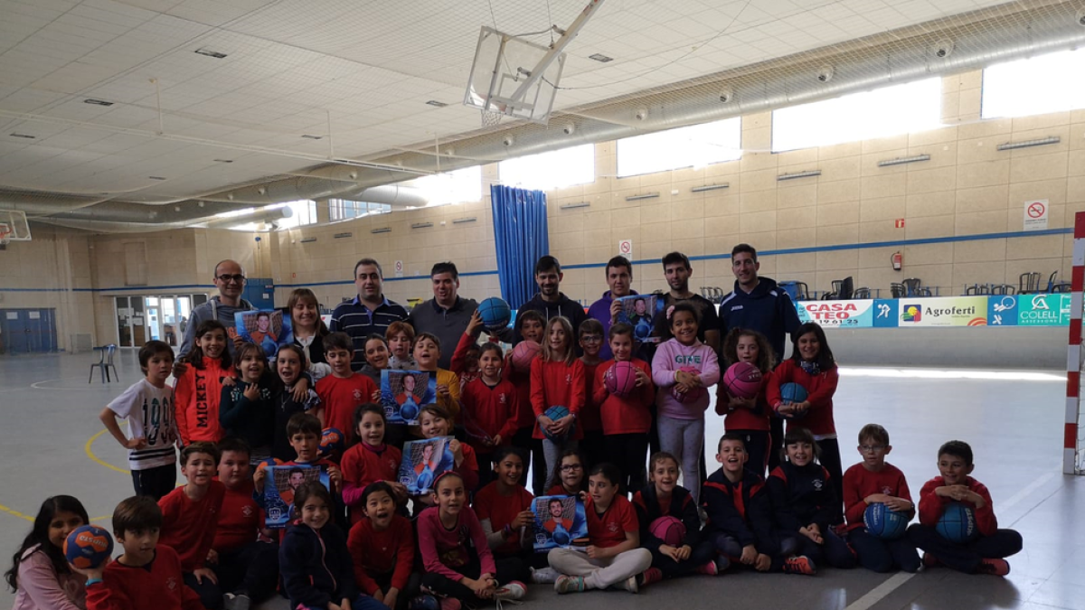 Els impulsors del projecte amb un grup d’alumnes de l’escola Mare de Déu d’Alcoletge.