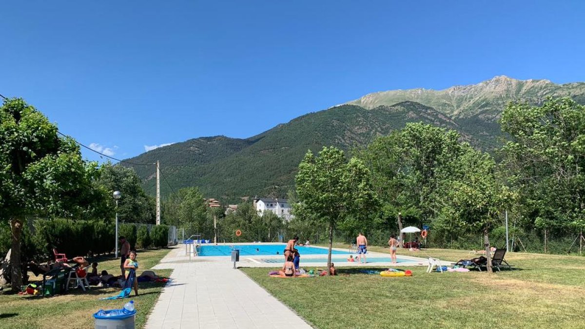 Imatge del recinte de les piscines de Vilaller.