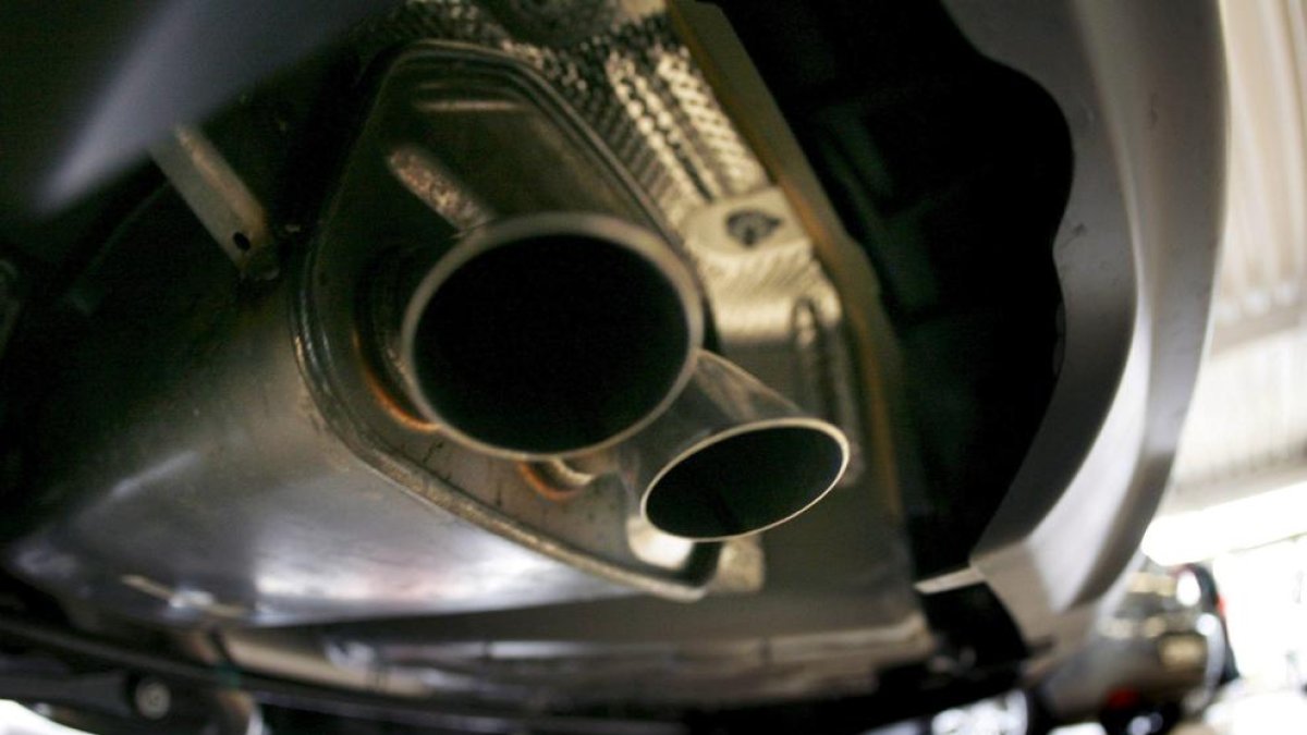 França prohibeix per llei la venda de cotxes de combustió per al 2040