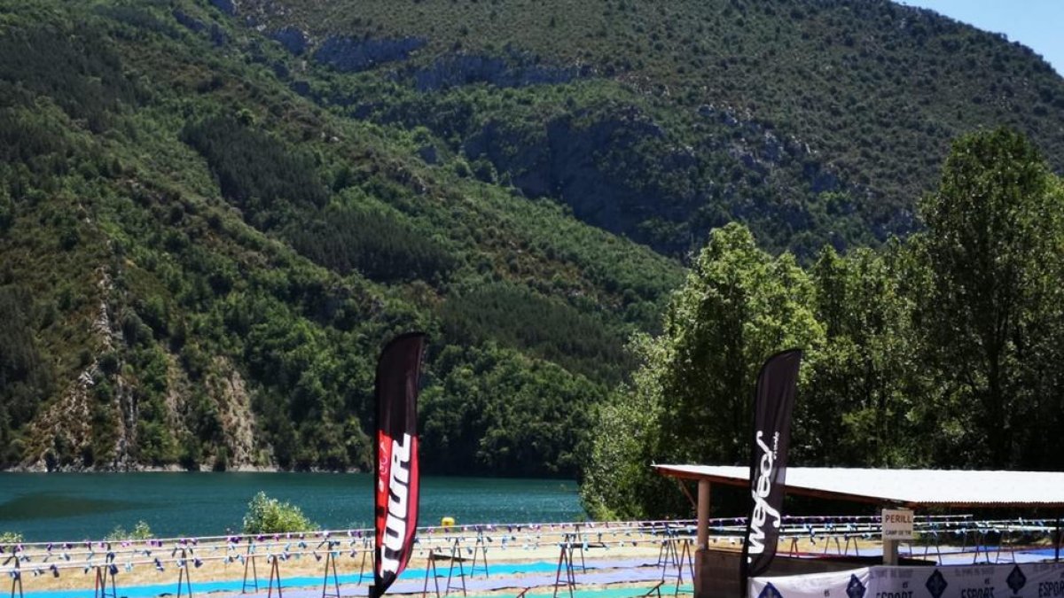 Els preparatius per al triatló del Pont, que se celebra avui.