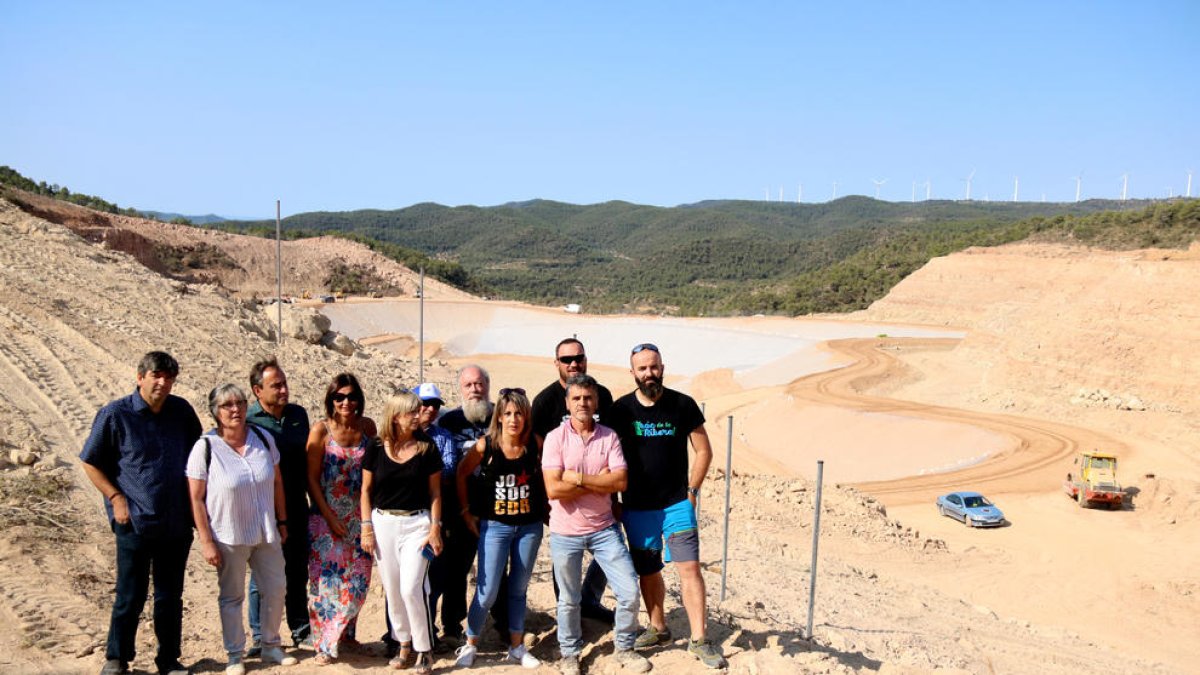 Los alcaldes contrarios al vertedero de Riba-roja 'no 'desfallecerán' al parar el depósito