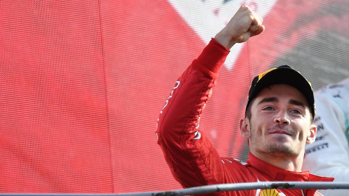 El monegasc Charles Leclerc celebra la victòria a Monza aixecant el puny al podi.