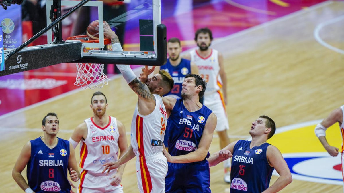 Juancho Hernangómez, jugador de la selecció espanyola, anota malgrat la falta de Boban Marjanovic.