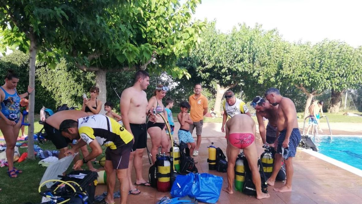 Un total de 20 veïns van participar entre dimarts i dimecres en els cursets d’iniciació al submarinisme a Almenar