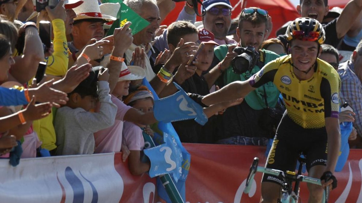 El estadounidense Sepp Kuss, saludando al público en el momento de llegar a la meta.