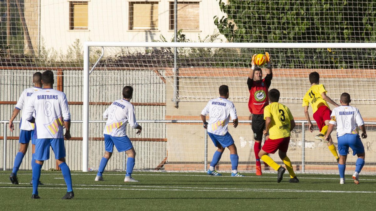 El porter del Ponts atura una pilota en una acció del partit.