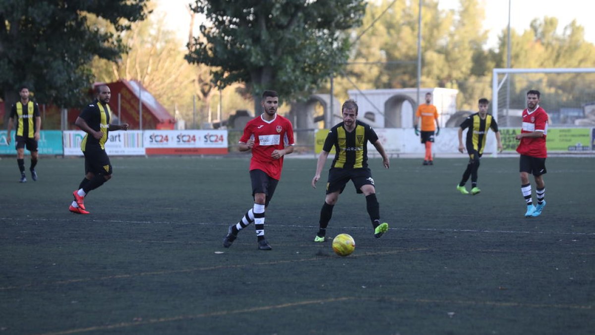Acció defensiva del Pardinyes davant del Benavent en un igualat partit.