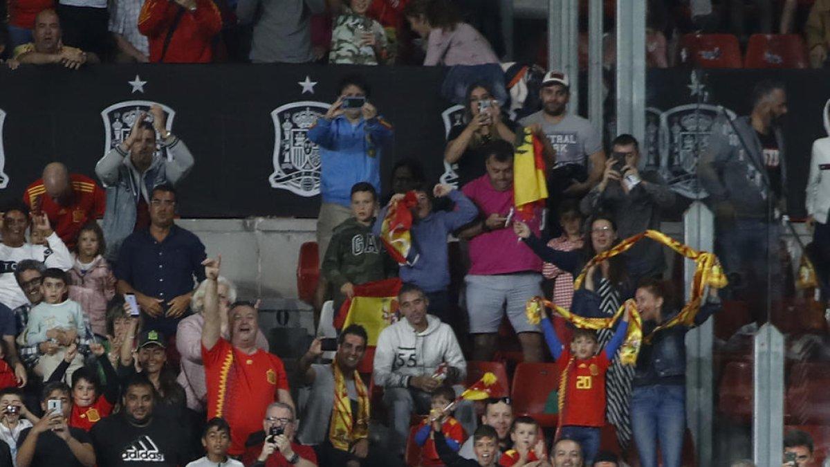 Els jugadors de la selecció espanyola celebren el primer gol, obra de Rodrigo.