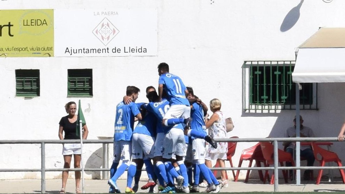 Els jugadors lleidatans celebren un dels gols aconseguits ahir.
