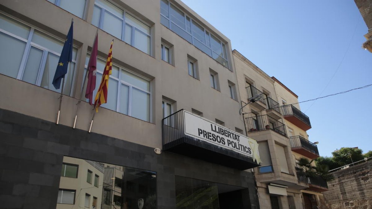 Imatge de la façana de l’ajuntament amb la senyera.