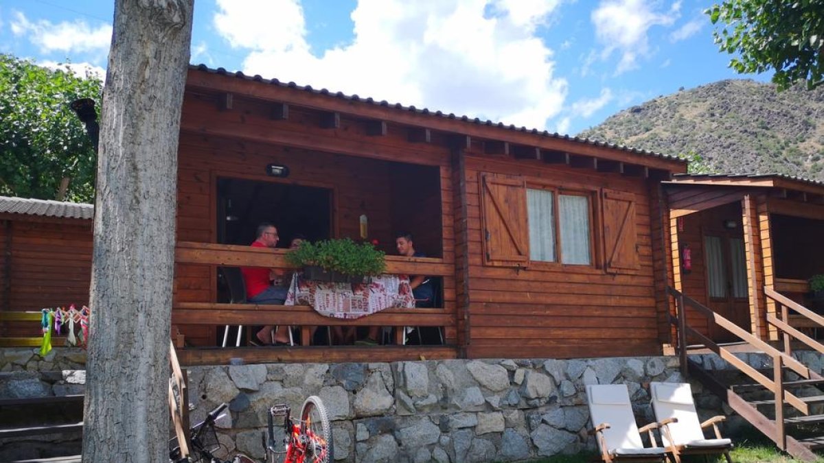 Imatge de turistes en un càmping del Pallars Sobirà.