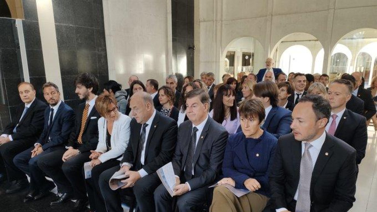 L’equip del Govern, encapçalat per Vives, a l’homilia.