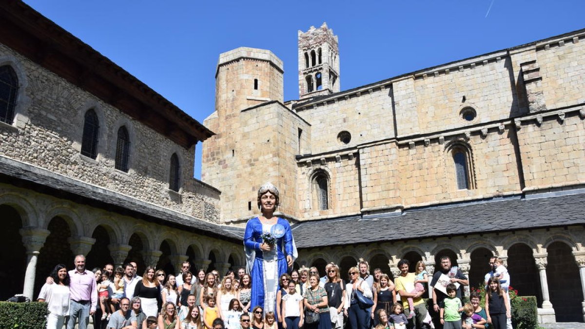 Foto de família de les persones que es diuen Urgell presents a la primera cita a la Seu d’Urgell.