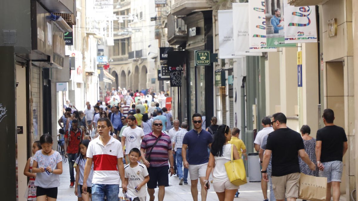 Molts lleidatans van anar a comprar o a passejar ahir per l’Eix, focus del diumenge d’obertura.