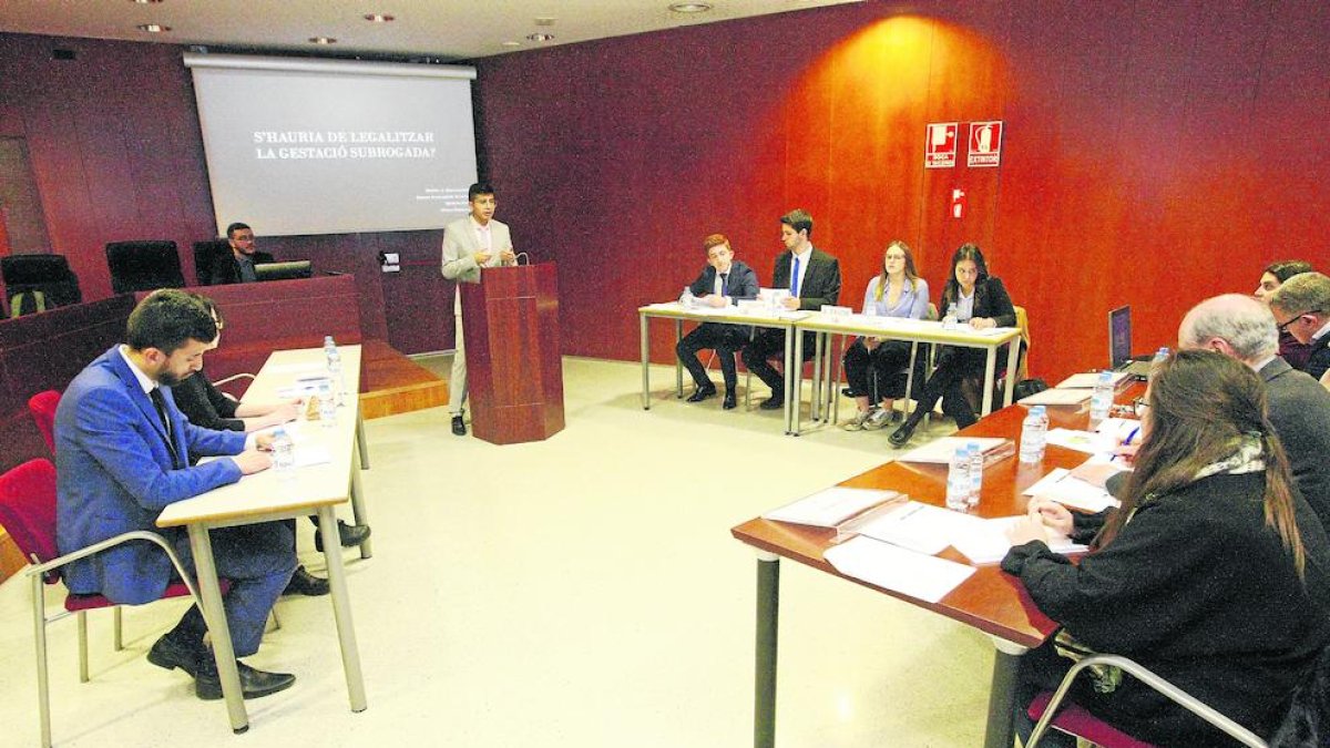 Debat universitari sobre ventres de lloguer
