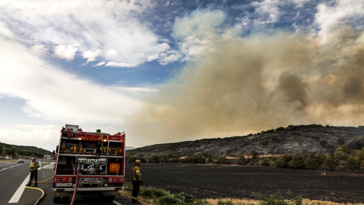 L’incendi de camps i matolls a l’N-230 ahir a la tarda amb 12 dotacions terrestres i 3 d’aèries.