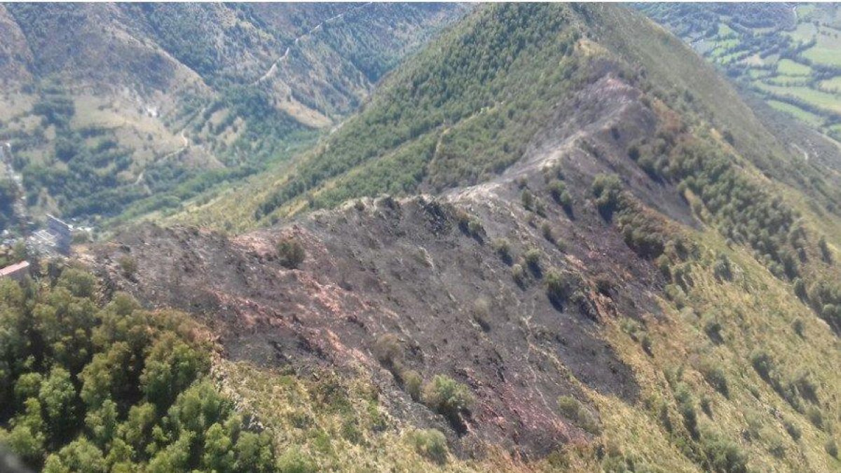 Controlat l'incendi forestal d'alta muntanya al Sobirà