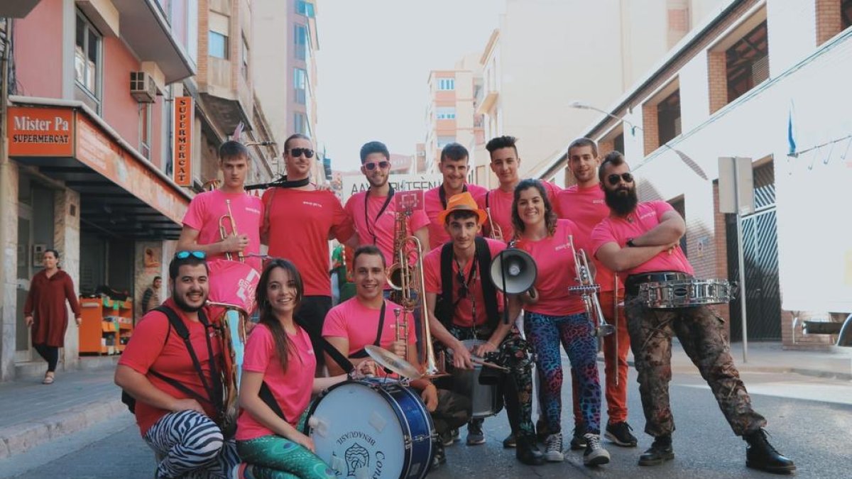 Membres de la xaranga Bsumeta a la Batalla de Flors de Lleida.
