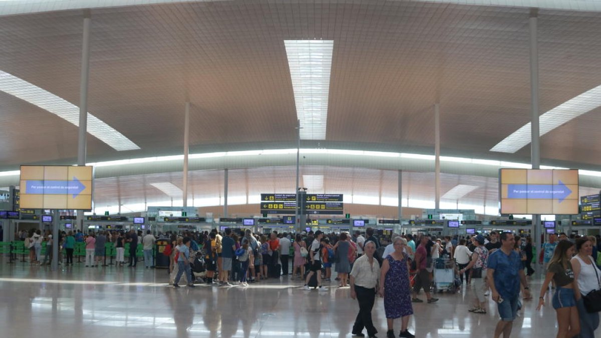 Cues al control de seguretat del Prat el mes de juliol passat.