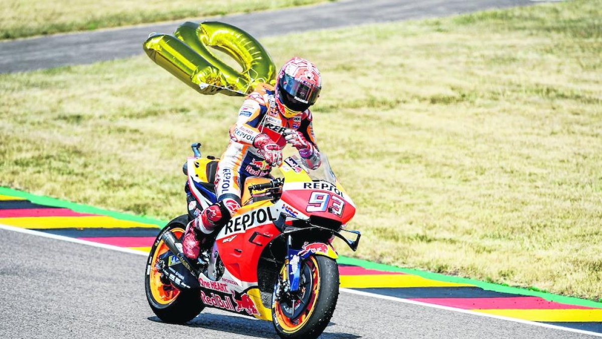 Àlex aixeca la roda de davant de la moto al guanyar la cursa.