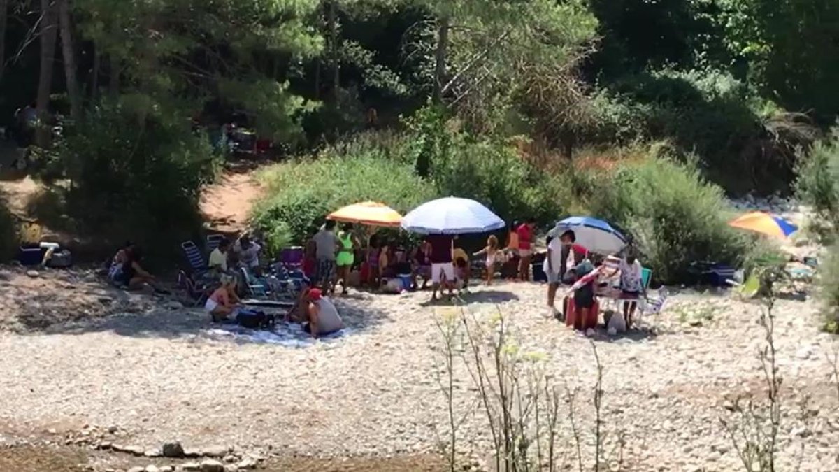 Banyistes a l’entorn del pantà de Sant Ponç aquest mes.