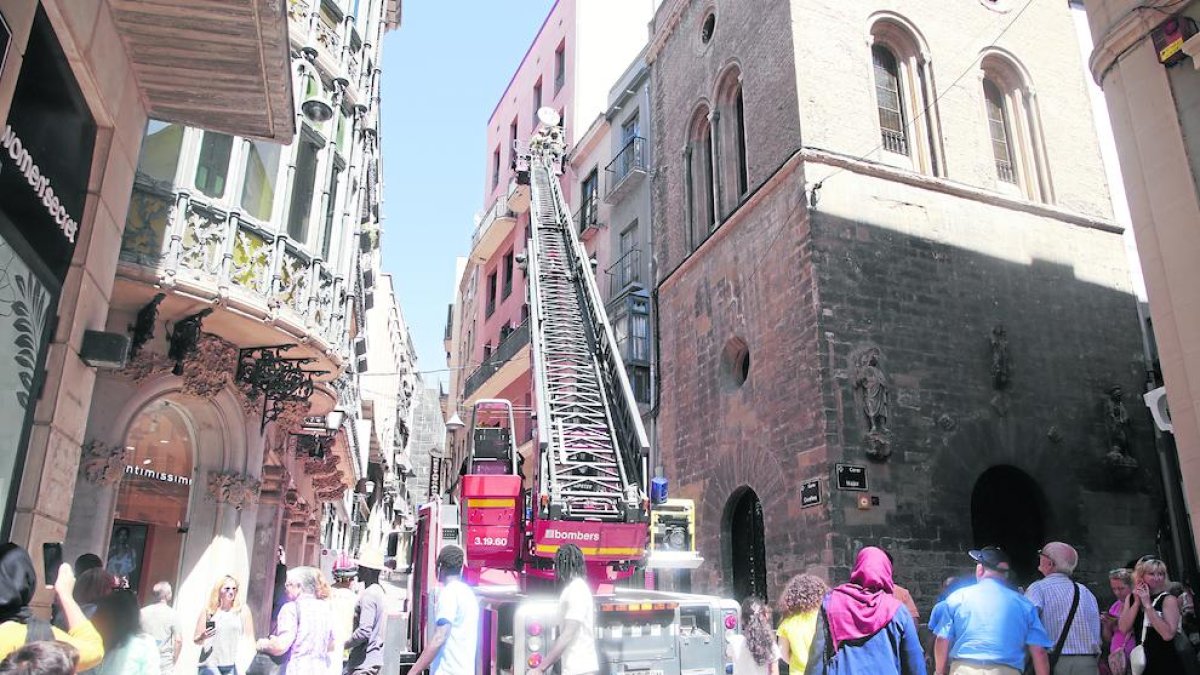 Vianants observaven ahir el desplegament de Bombers a l’Eix.