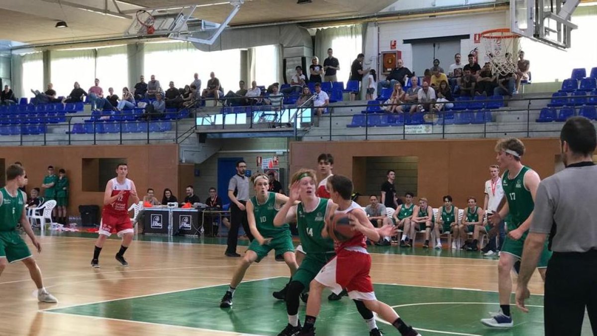 Manresa i Skuru Basket, de Suècia, en el seu partit d’ahir.