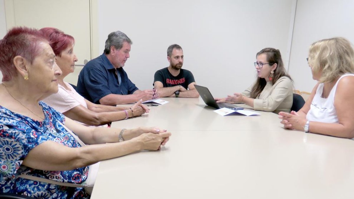 Membres de l’associació de veïns d’Instituts-Sant Ignasi es van reunir ahir amb Ferre.