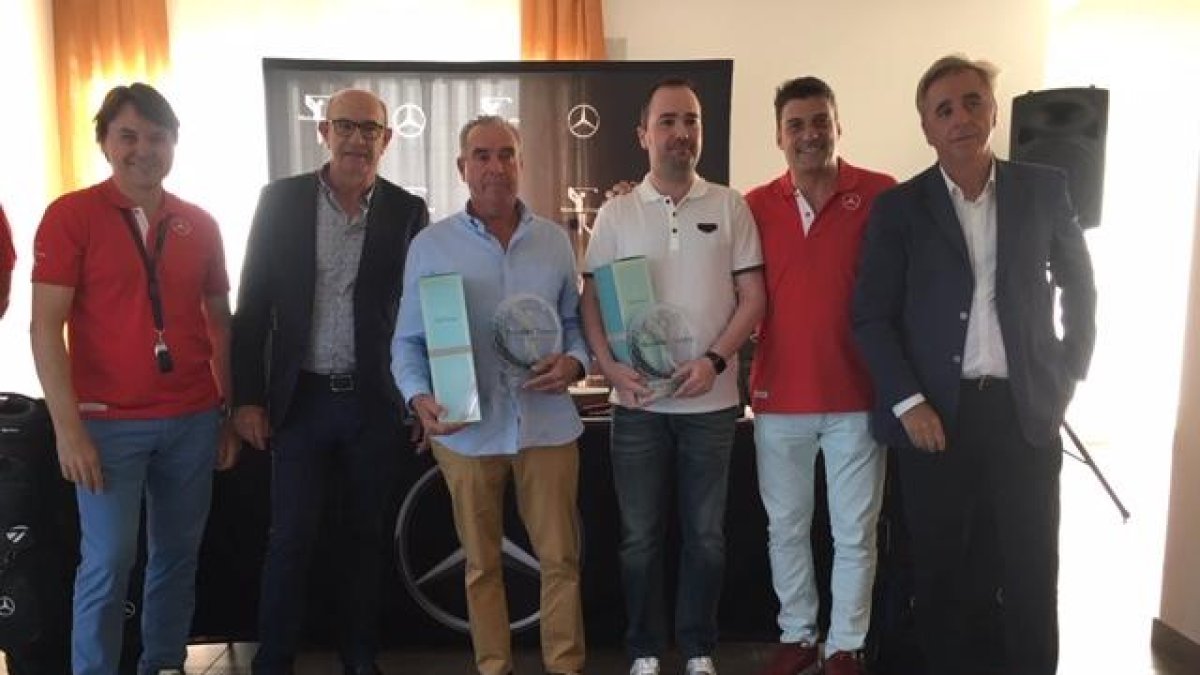 Els guanyadors, amb directius i patrocinadors.