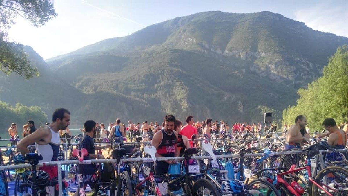 Los triatletas se disponen a tomar la salida en bicicleta.
