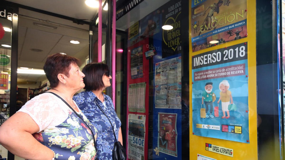 Las agencias ya anuncian los viajes del Imserso, como refleja esta imagen tomada ayer en Lleida.