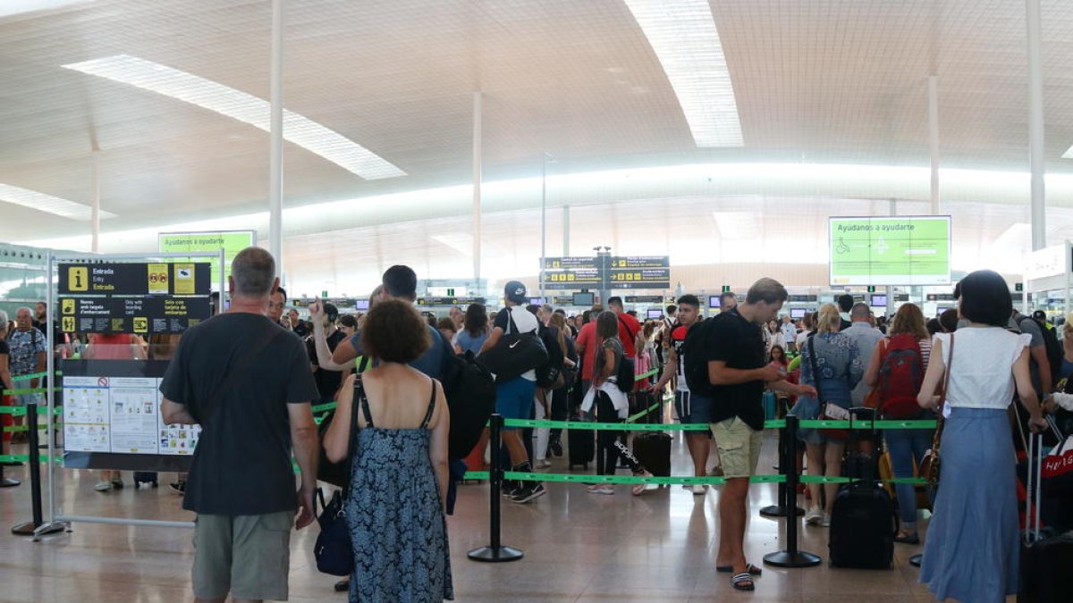 La vaga indefinida dels vigilants dels controls de seguretat de l'aeroport del Prat arrenca amb poca incidència