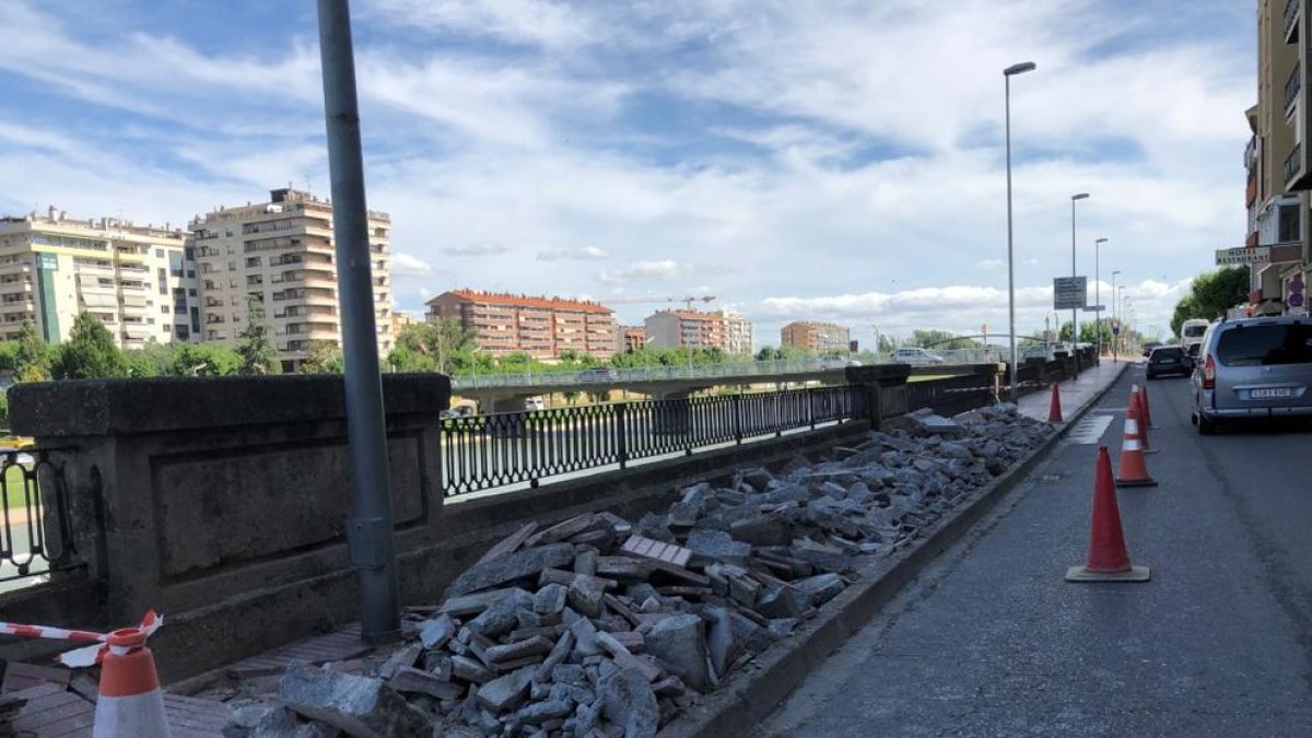 Les obres que s’executen al carrer de la Banqueta de Balaguer per evitar inundacions.