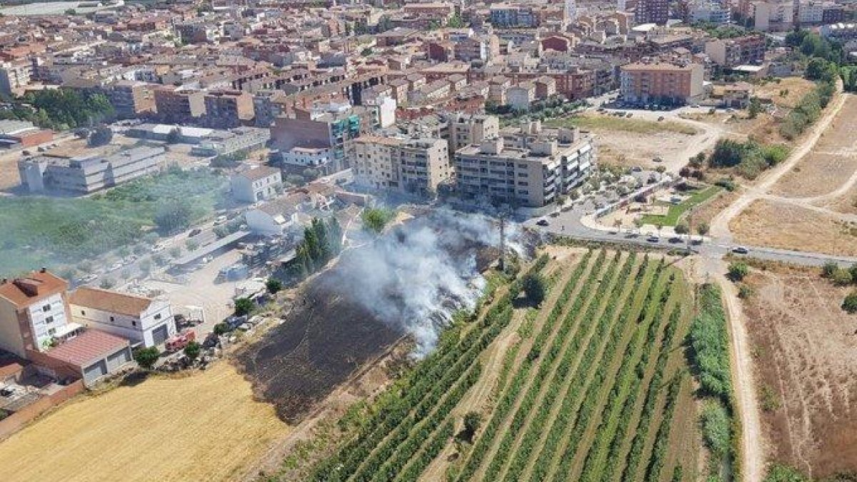 Els bombers treballen en un incendi de vegetació a la Bordeta