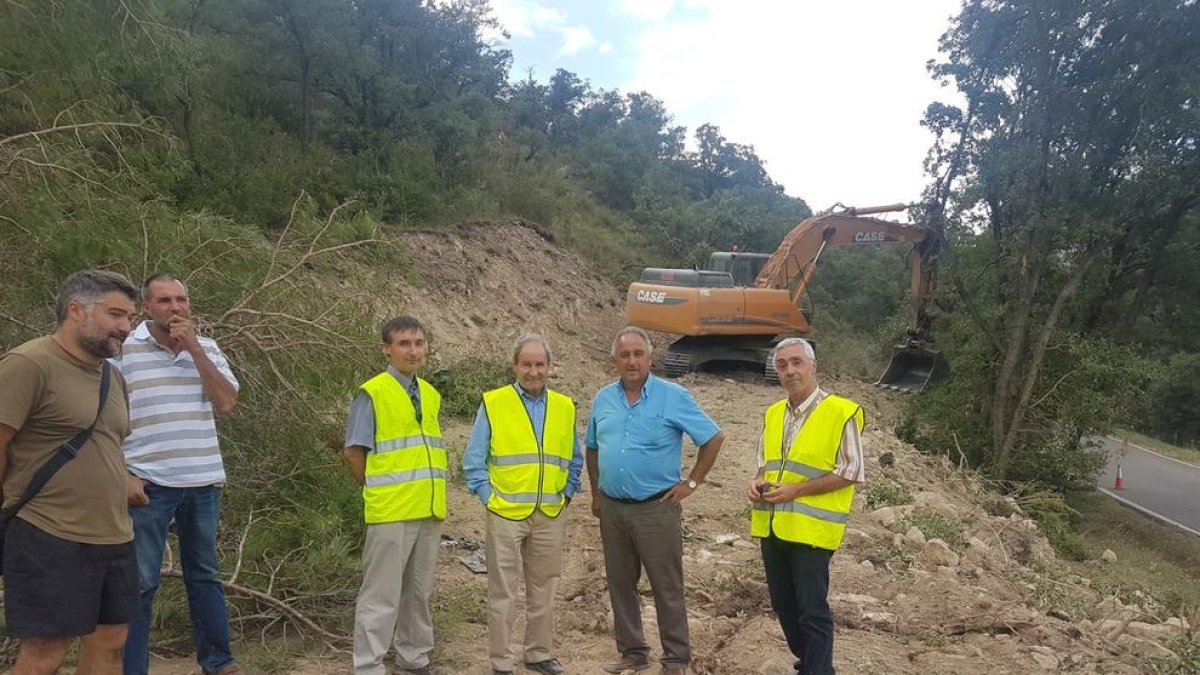 Llorens (4t per l’esq.), a la zona on s’instal·larà la canonada.