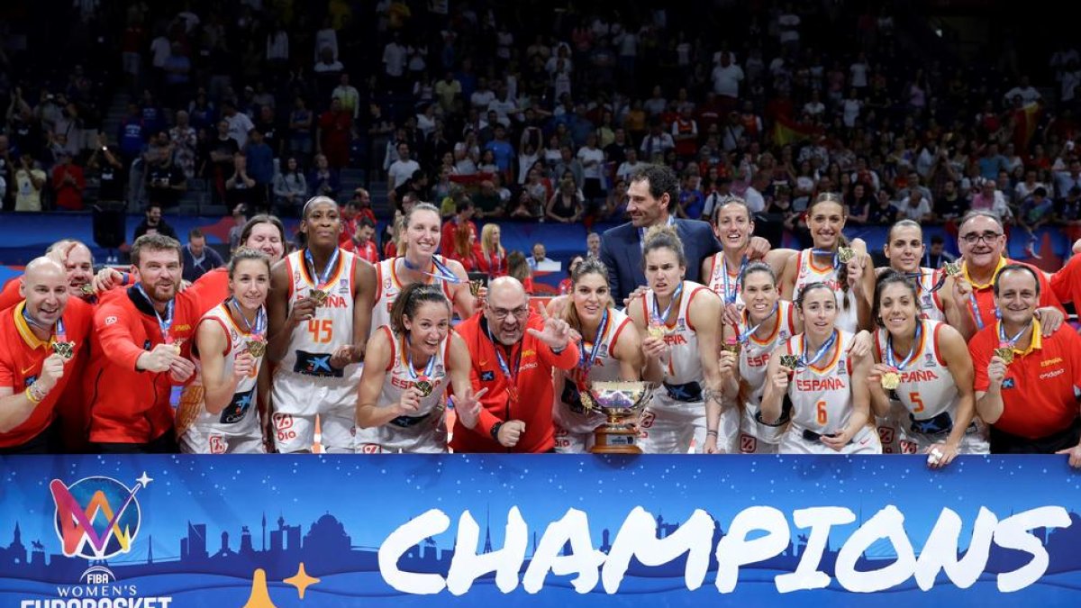 Las jugadoras y cuerpo técnico de la selección española celebran el título continental conquistado en Belgrado.