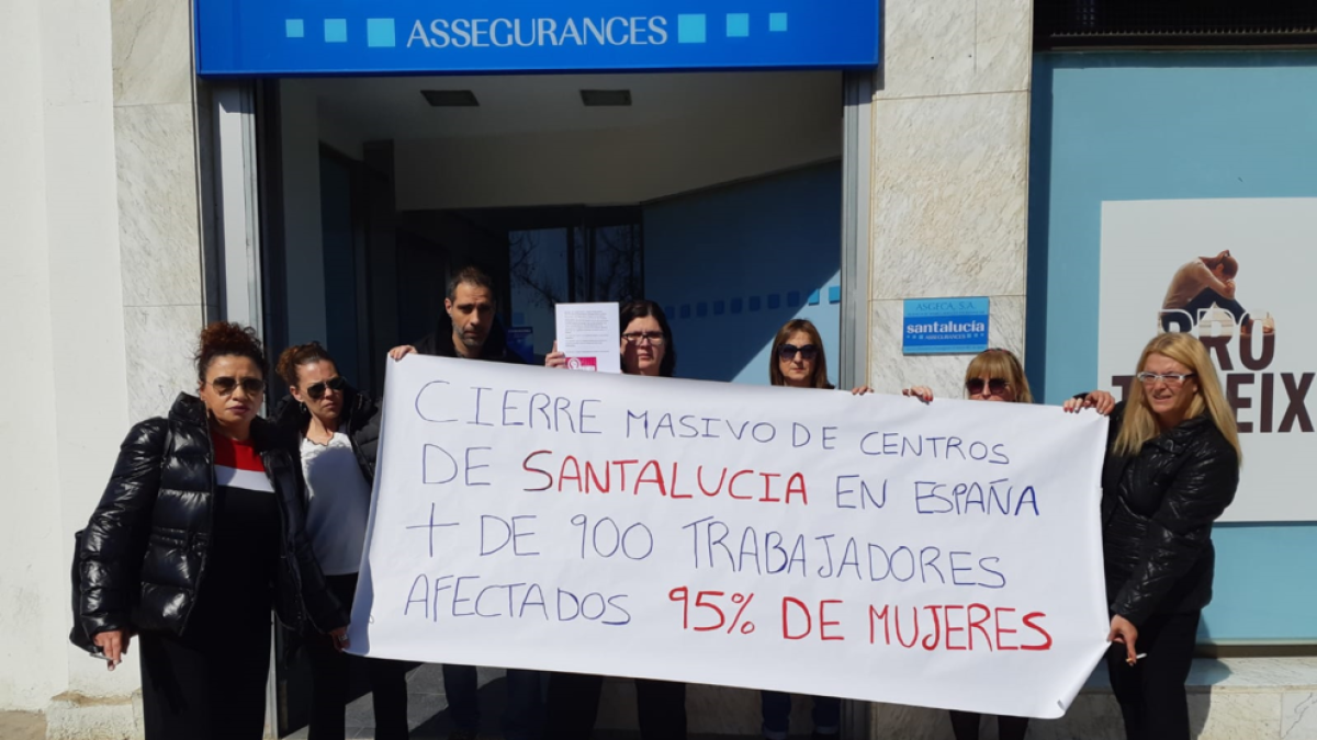 Concentración de empleados en el centro de trabajo en Lleida, ayer.