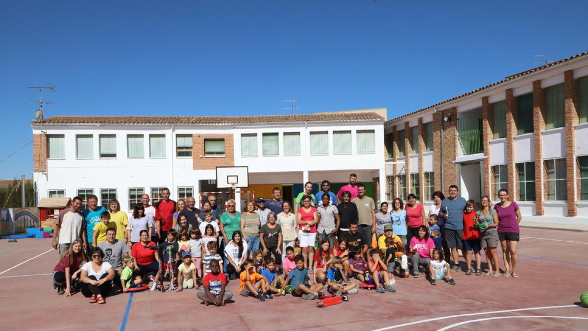 Los padres, alumnos y vecinos que trabajaron el domingo.