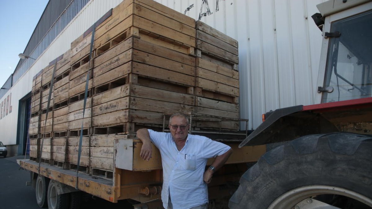 Josep Estela, pagès d’Alcarràs, amb el remolc que ha hagut d’utilitzar aquesta campanya.