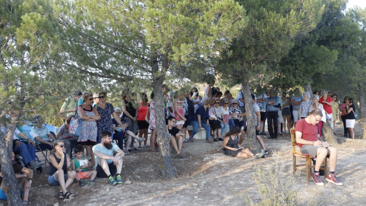 L’artista de Barcelona Sergi Quiñonero, assegut a la dreta, a l’inici de la seua ‘performance’.