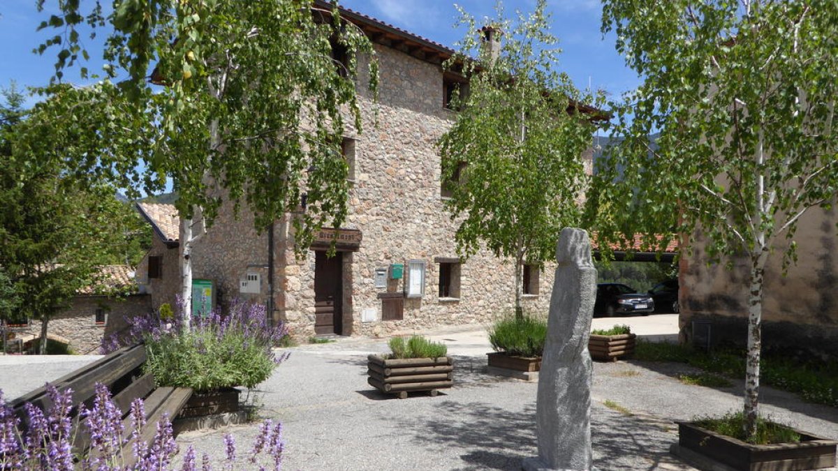 Vista del ayuntamiento de La Vansa i Fórnols.