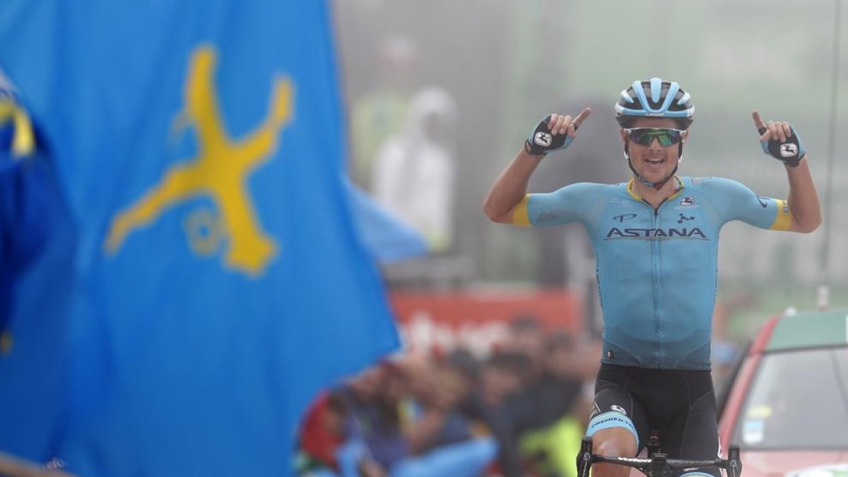 El danès Jakob Fuglsang celebra el triomf a La Cubilla.