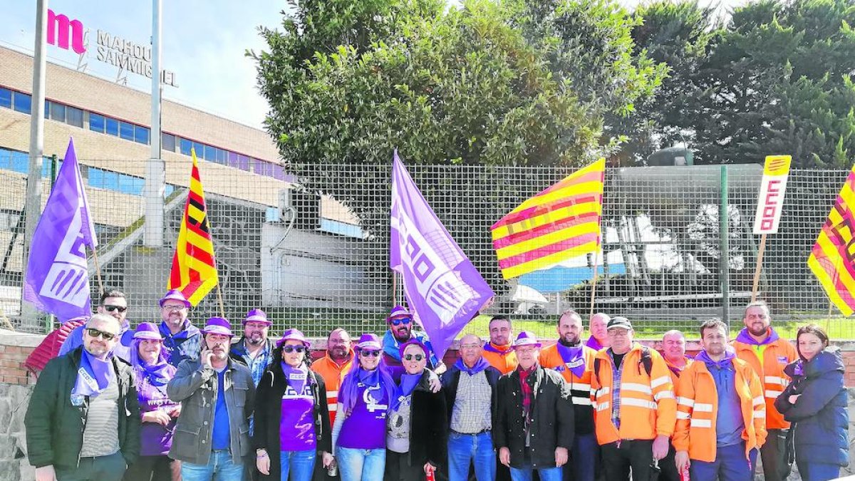 Piquete frente a las instalaciones de San Miguel en Lleida, ayer.