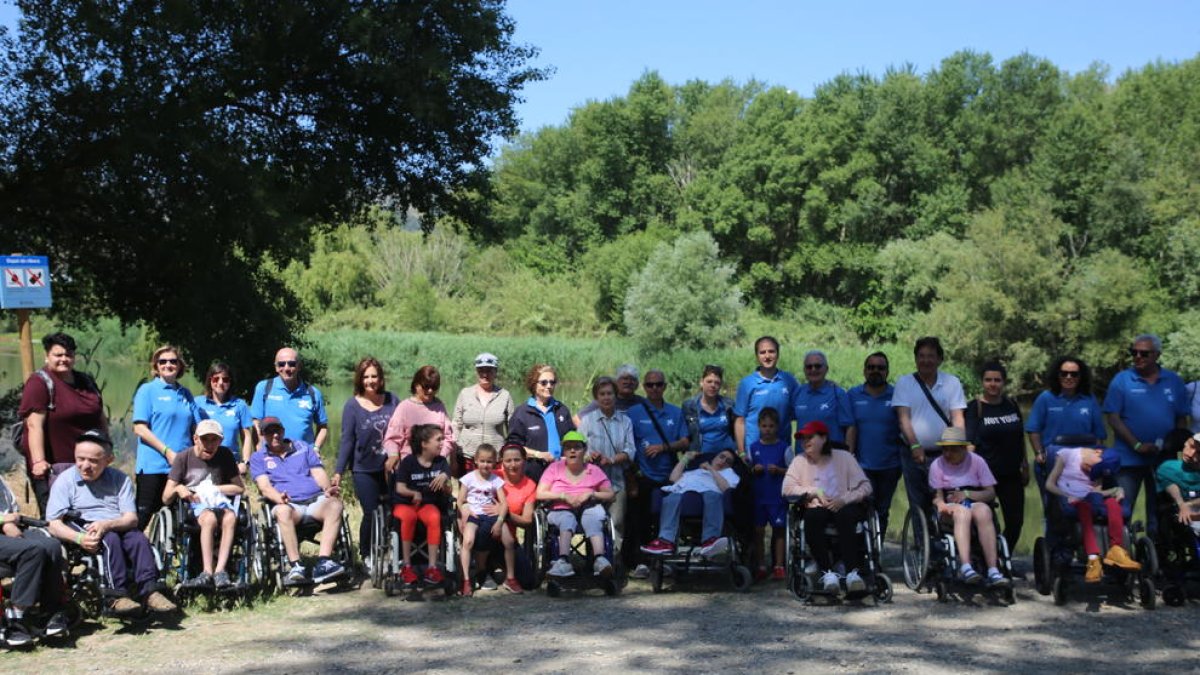 Voluntaris i persones de l’Associació Aremi, abans de començar les passejades i activitats per l’aiguabarreig a la Granja d’Escarp.