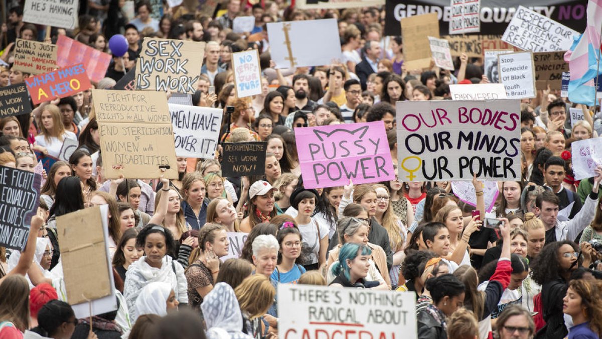 La sociedad se levanta en pie de igualdad alrededor del mundo